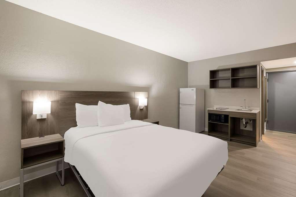 Suburban Studios Milwaukee Airport 객실 사진