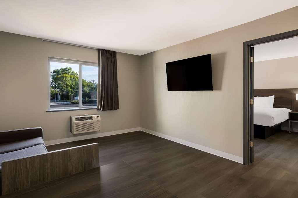 Suburban Studios Milwaukee Airport 객실 사진