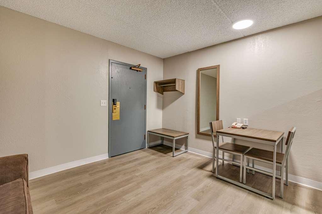 Suburban Studios Milwaukee Airport 객실 사진